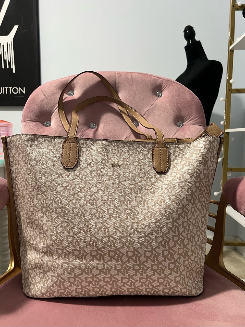 DKNY Bryant Signature I Tote Bag in Beige Monogram with Tan Handles - Picture 4 of 16